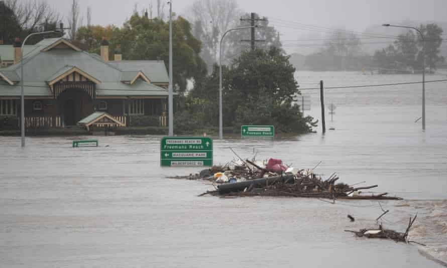 Le pont de Windsor au nord-ouest de Sydney a été submergé par les eaux de crue lundi après des jours de pluies torrentielles.