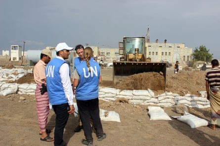 UN officials monitor the removal of sandbag barricades in the embattled Yemeni Red Sea port city of Hodeida