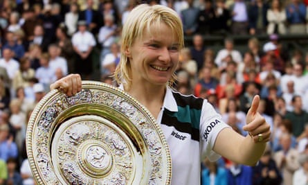 Jana Novotna gives a thumbs-up with the Wimbledon trophy in 1998.