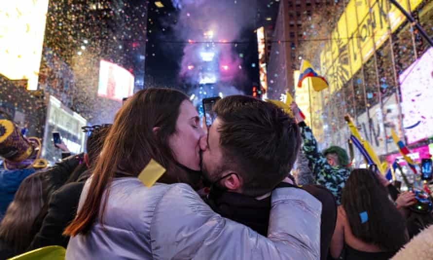 Irene Mayoral, izquierda, y Gerald Noel, de España, intercambian besos mientras celebran en Times Square.