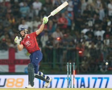 इंग्लैंड के जोस बटलर को श्रीलंका के ईशान मलिंगा ने बोल्ड आउट किया।