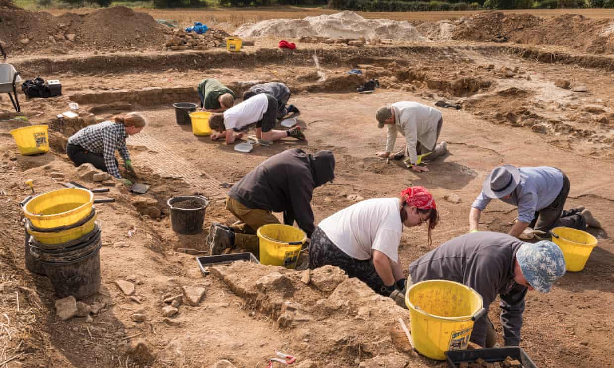 ‘Oh wow’: remarkable Roman mosaic found in Rutland field (theguardian.com)