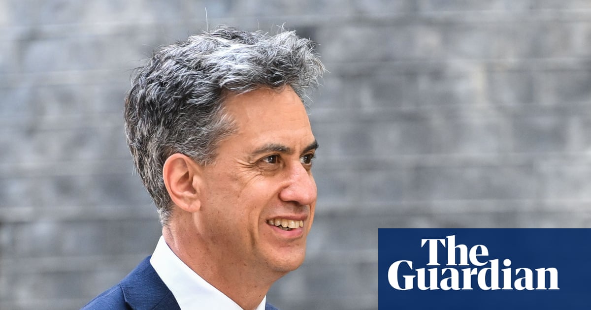 Η Lucy Powell φαίνεται να υποστηρίζει τον Ed Miliband ως καγκελάριο Andy Burnham | Εντ Μίλιμπαντ