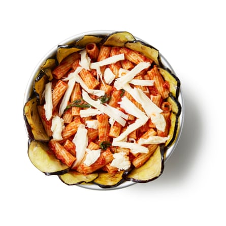 Felicity Cloake’s Timballo 07b.Tip half the pasta mix into the aubergine casing, then tear (or cut) the mozzarella into pieces and scatter these in a layer on top. Add the remaining pasta.