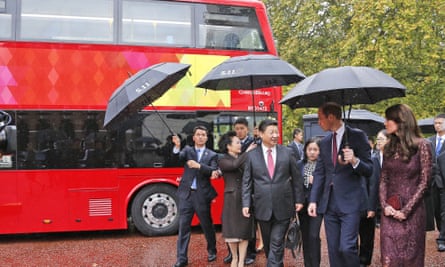 Xi is accompanied by his wife Peng Liyuan (left) and the Duke and Duchess of Cambridge as they walk past a London bus.