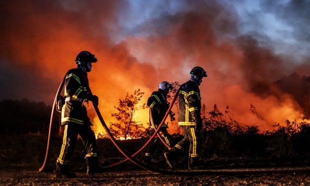Los bomberos intentan controlar un incendio forestal en Louchats, suroeste de Francia.