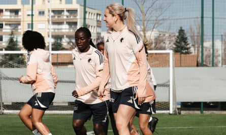 Lindsey Heaps trains with OL Lyonnes