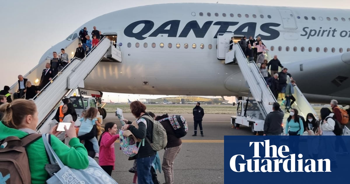 Qantas sends rescue flight to Azerbaijan after stranded passengers left in the dark