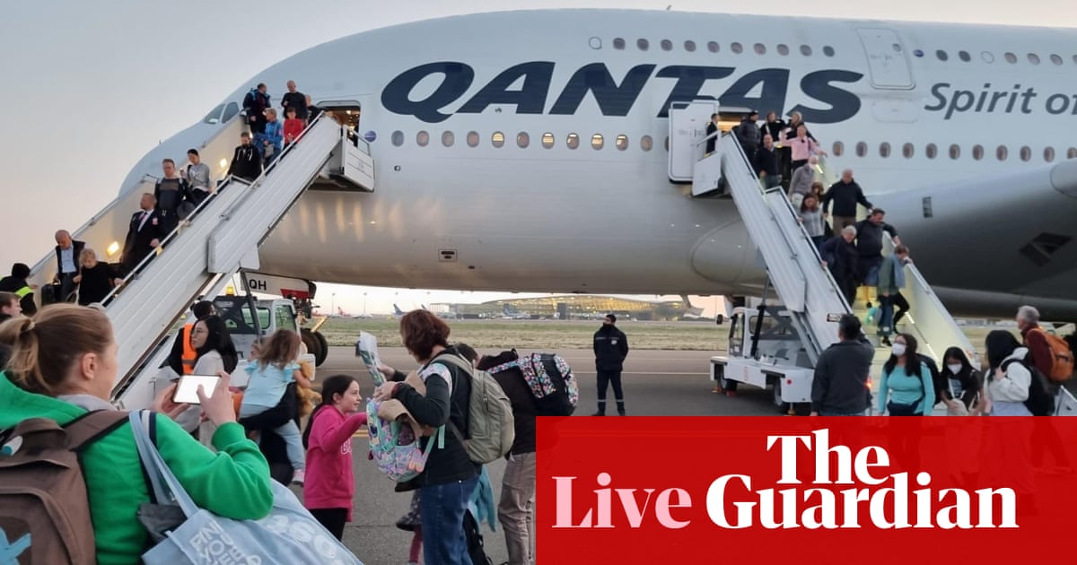 Australia news live: Qantas plane cleared to fly again after emergency landing in Azerbaijan; Sydney to Hobart race record possible