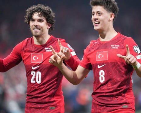 तुर्की और रोमानिया के बीच 2026 विश्व कप प्लेऑफ सेमीफाइनल मैच के दौरान जश्न मनाते हुए फर्डी कादिओग्लू और अर्दा गुलेर