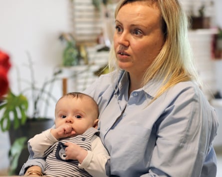 Sandra Wiedemann, seu bebê na sala de estar.