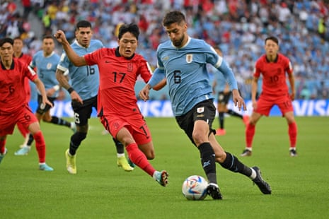 Uruguay v South Korea: World Cup 2022 – live | World Cup 2022 4 Tottenham’s Rodrigo Bentancur on the move for Uruguay.