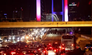 soldados turcos bloquean Puente del Bósforo de Estambul.