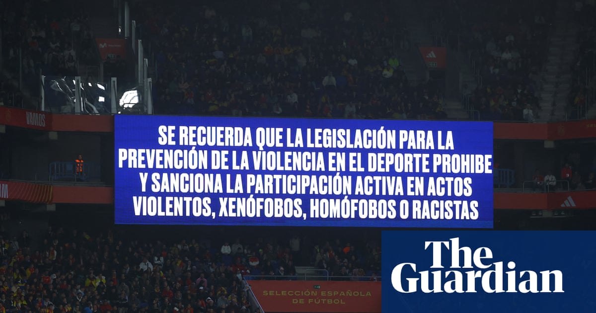 La policía investiga los cánticos islamófobos y xenófobos de los fanáticos de España contra Egipto