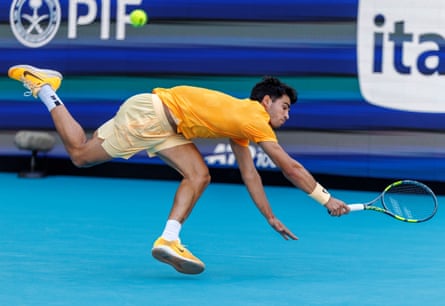 Carlos Alcaraz struggles to make a shot