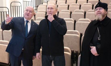 فلاديمير بوتين ، وسط الصورة ، خلال زيارته إلى سيفاستوبول ، القرم ، يوم السبت