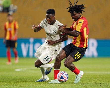 Dário Essugo challenges Espérance’s Onuche Ogbelu in Philadelphia.