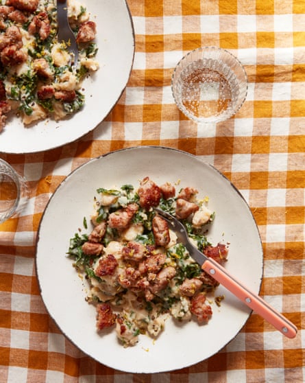 Butterbean mash Nancy Birtwhistle, sosis renyah, dan sayuran lemon