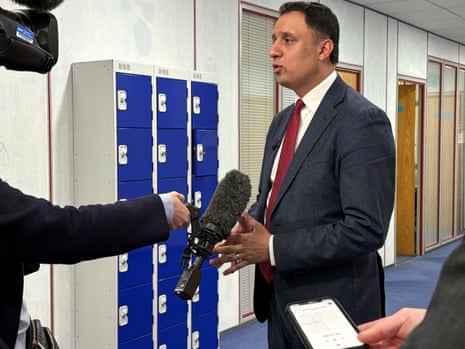 अनस सरवर आज मीडिया से बात कर रहे हैं.