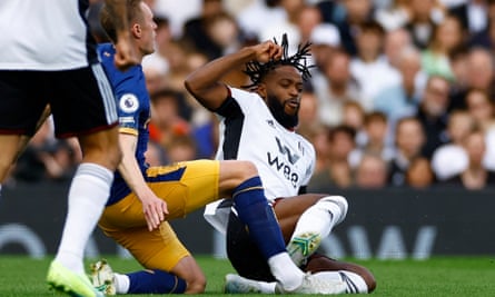 Nathaniel Chalobah de Fulham commet une faute sur Sean Longstaff de Newcastle