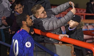 Ruben Loftus-Cheek posa con los fanáticos después del partido del Chelsea contra el Everton en la Premier League 2.