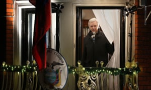 Julian Assange στο Εκουαδόρ πρεσβεία, αφού δίνει μια συνέντευξη Τύπου από το μπαλκόνι του το Φεβρουάριο του περασμένου έτους.