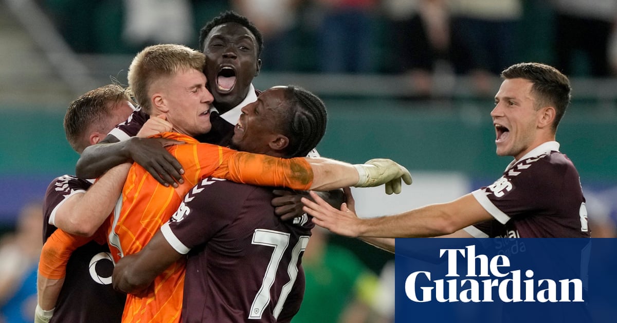 Ten-man Hearts stun Rapid Vienna in shootout to reach Conference League