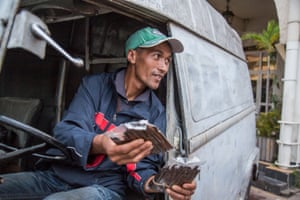 While food corporations work with large exporting companies, there is also a booming informal trade.Justin ‘Vanille’ is selling the pods from an old Citroen van.