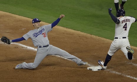 Bellinger, Dodgers top Astros, tie World Series