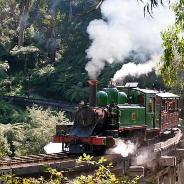 Trenul cu aburi Puffing Billy traversează podul istoric cu trepte, Belgrave.