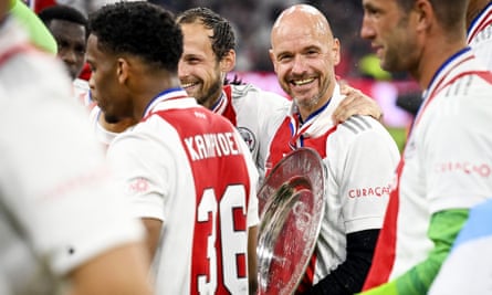 Erik ten Hag avec le trophée Eredivisie en 2022