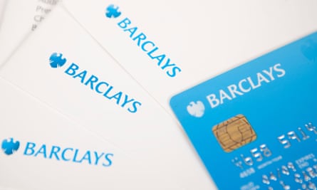 Une carte de débit de compte courant Barclays et des enveloppes de paiement par chèque.