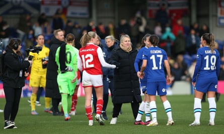 Jonas Idevall del Arsenal y Emma Hayes del Chelsea se dan la mano después de su partido de la Copa FA en febrero.