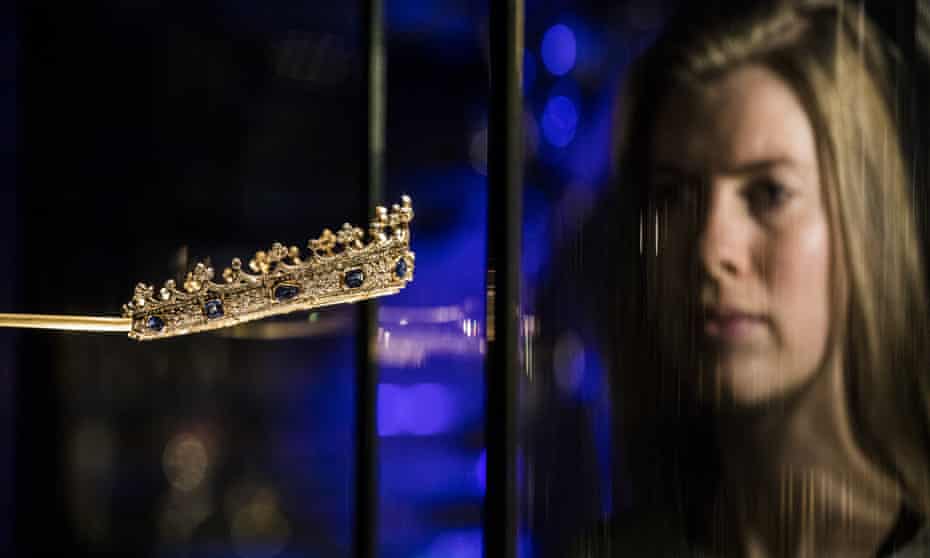 Queen Victoria's saphire and diamond coronet on display at the V&A