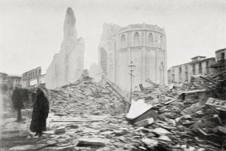 A black-and-white photo of the ruins of cathedral of Messina surrounded by debris