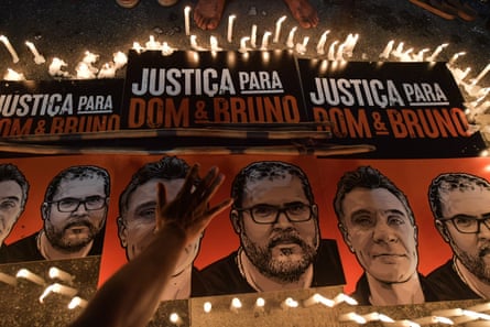 Indígenas brasileiros protestam pela demarcação de terras indígenas e pelo assassinato de Bruno Pereira e Dom Phillips, em São Paulo, Brasil.