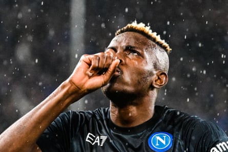 Victor Osimhen celebra tras abrir el marcador para el Napoli en la Sampdoria