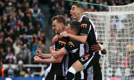 Chris Wood (left) celebrates with his teammates after scoring the decisive penalty.
