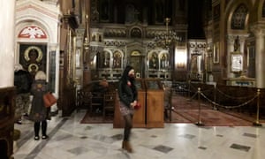 Faithful Greeks visit Athens’ Metropolitan Cathedral