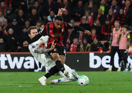 Junior Kroupi scores the opener for Bournemouth!