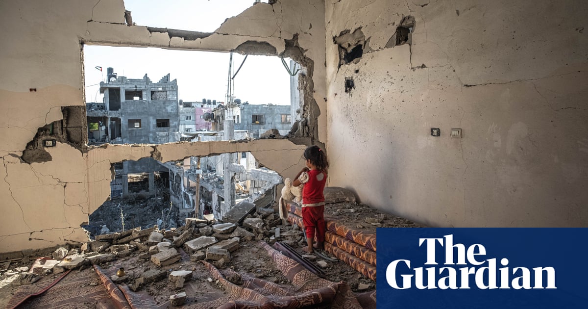 ‘She stood in silence, remembering’: photographing Gaza under airstrikes