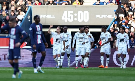 Los jugadores del Rennes celebran tomar la delantera en el medio tiempo.