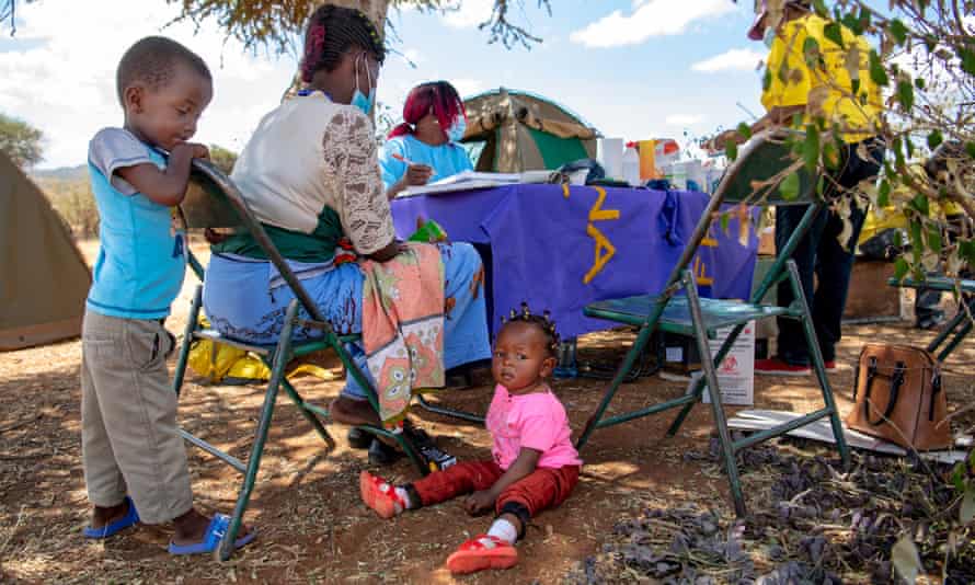 Women and children at Chat's mobile clinic.