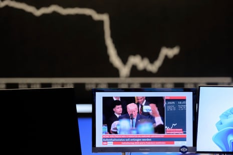 DAXドイツの株価指数曲線は、ドナルドトランプ大統領が今日ドイツのフランクフルト株式市場でテレビ画面に表示されているときに、背景に観察されます。