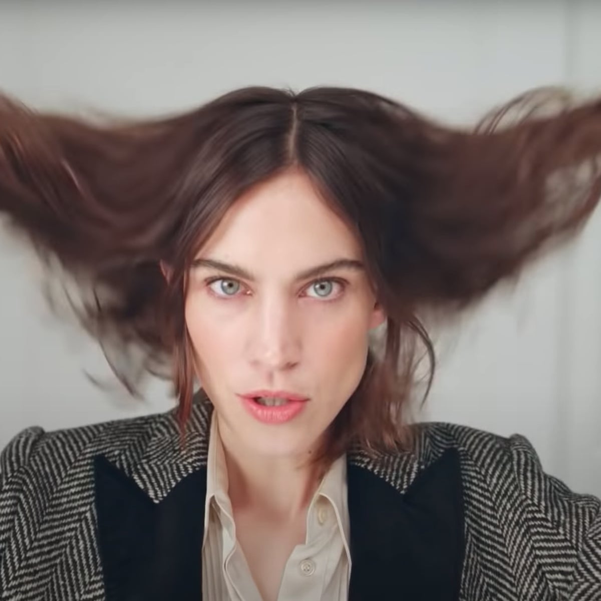 syre Bærecirkel Mangler Alexa Chung's YouTubes haven't helped my hair – but they have helped me  through lockdown | Alexa Chung | The Guardian