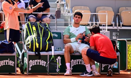 Carlos Alcaraz est soigné par le personnel médical après avoir souffert de crampes lors de son match contre Nvak Djokovic