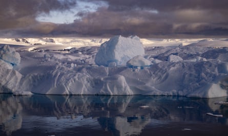 Antarktika'da buzla kaplı zirveler