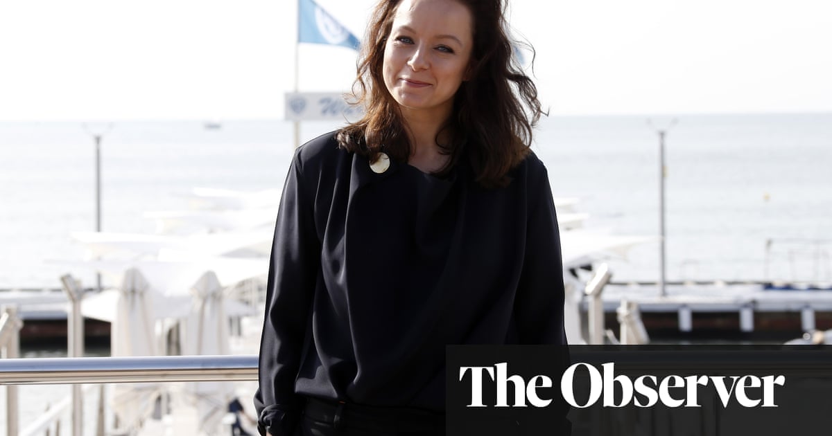 Samantha Morton apologises on radio for knife threat to girl when she was 14