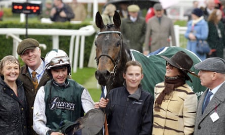 Andy Edwards (deuxième à gauche) parmi les connexions célébrant la victoire de L'Homme Presse au Festival de Cheltenham de cette année.