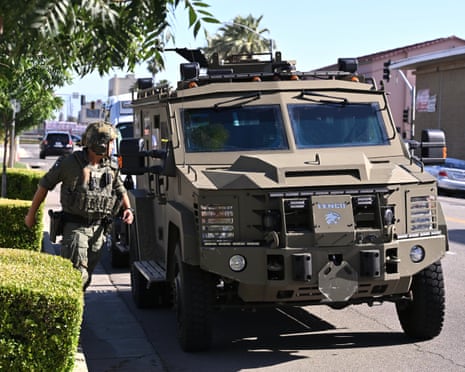 An FBI officer responds after a man barricaded himself inside a bank on 2 June in Bakersfield, Calif.
